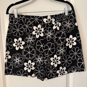 Versona Black & White Skorts/Shorts Woman's Sz Large